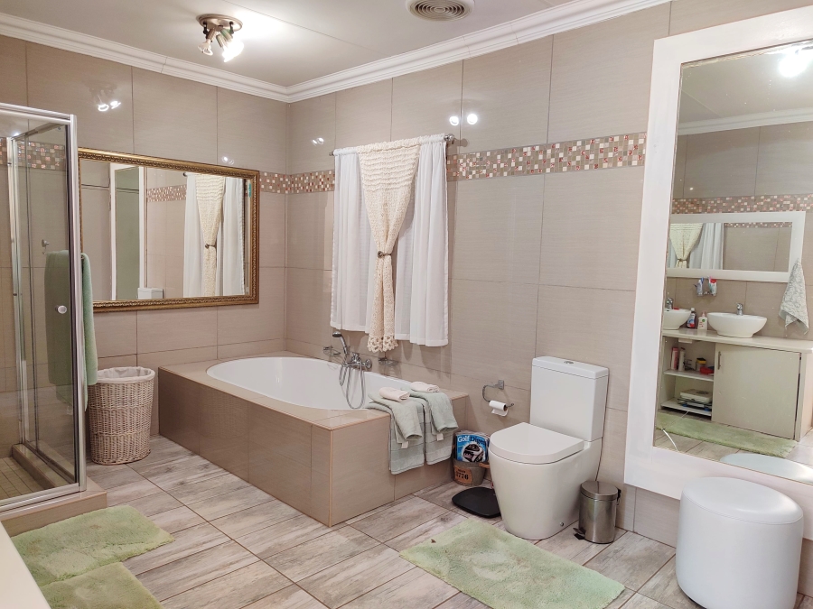 6 Bedroom Property for Sale in Doringkruin North West